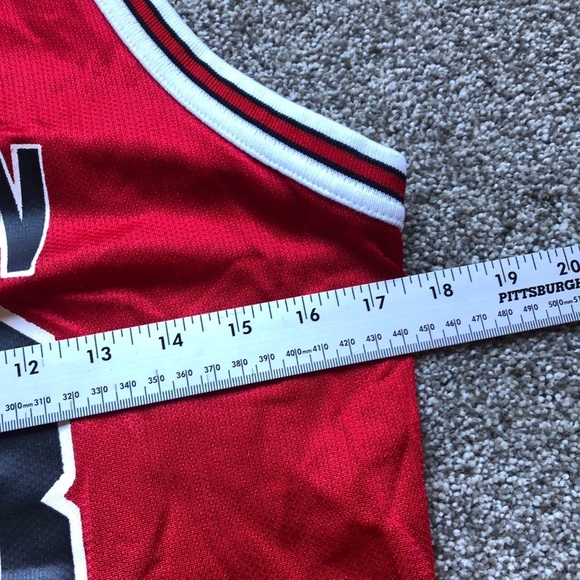 VINTAGE CHICAGO BULLS MICHAEL JORDAN #23 BASKETBALL JERSEY - Picture 7 of 8
